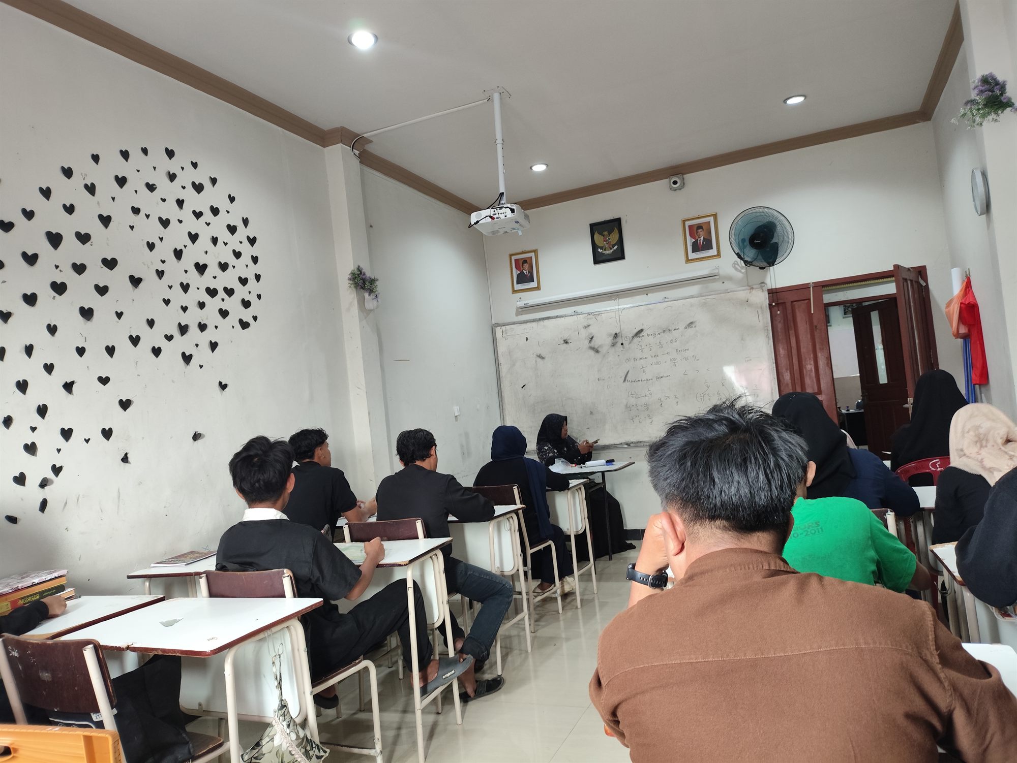 Peserta mengikuti pembelajaran tatap muka di PKBM Manarul Ilmi, Tembilahan