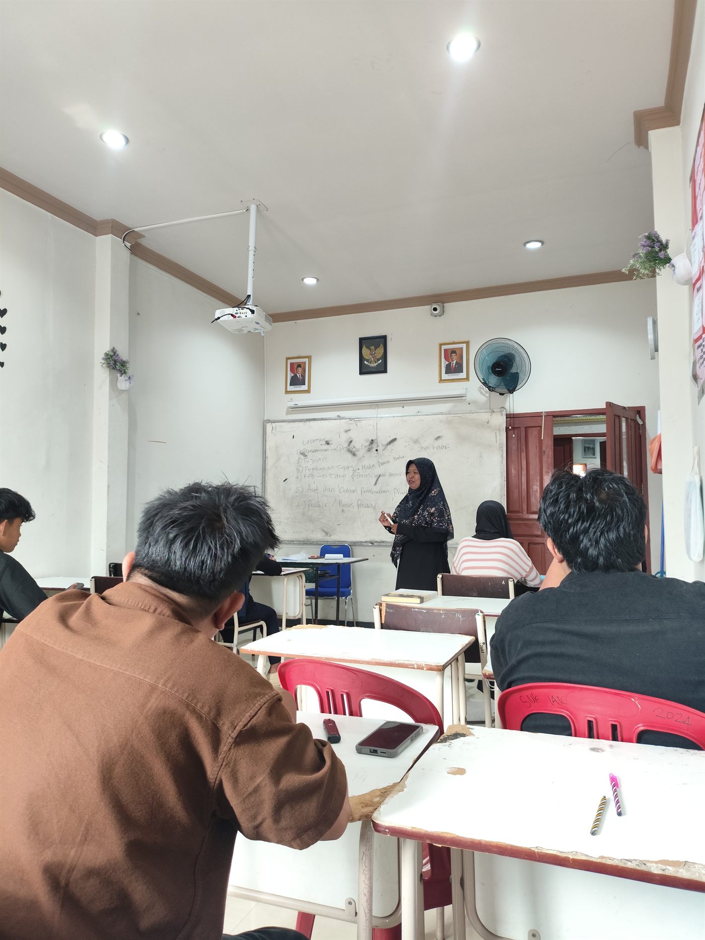 Tutor menjelaskan materi kepada peserta kesetaraan di kelas PKBM Manarul Ilmi