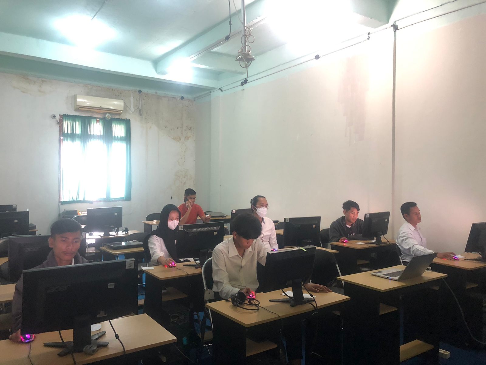 Peserta berlatih komputer di laboratorium PKBM Manarul Ilmi