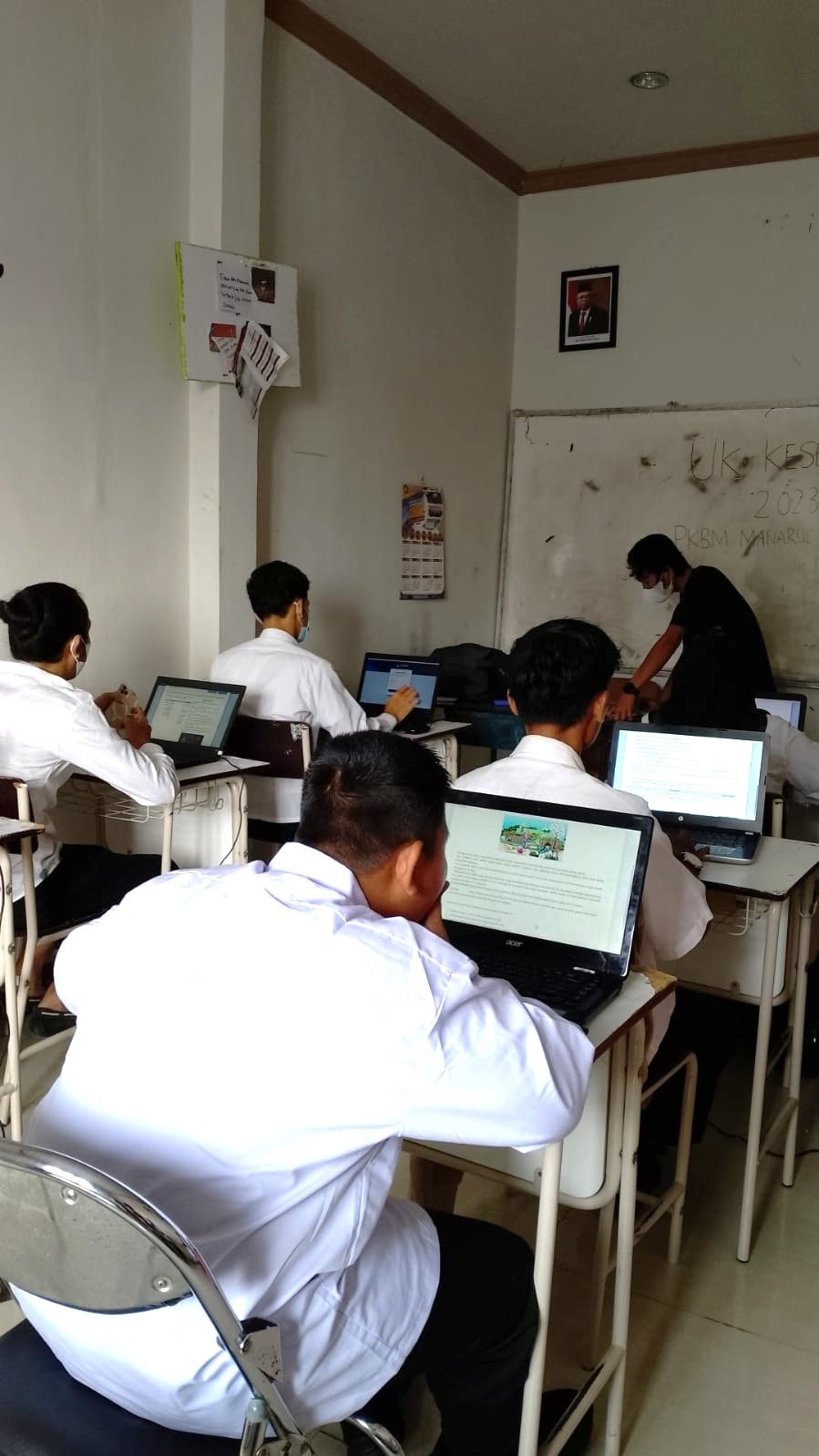 Peserta mengikuti ujian berbasis komputer di PKBM Manarul Ilmi